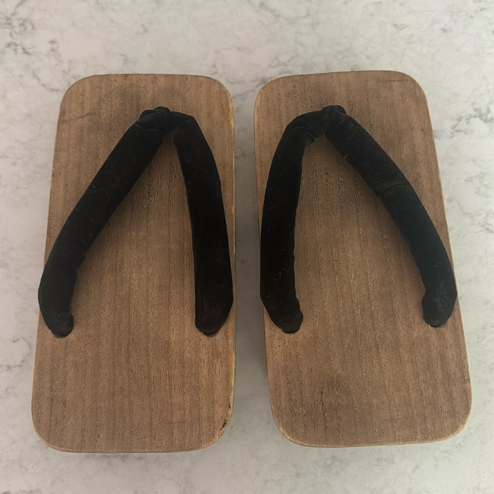 Vintage Japanese wood sandals Length 9 1/4” Height 1 1/4”
